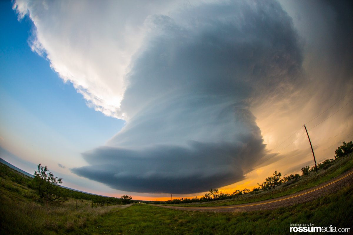 rossumedia's tweet photo. This time of year my mind is always aching because of the storm season. Still one of the most amazing experiences in my life #stormchasing @BeccMaz @HUUUUUUUU @rudypeters https://t.co/ZTJkanvVSa