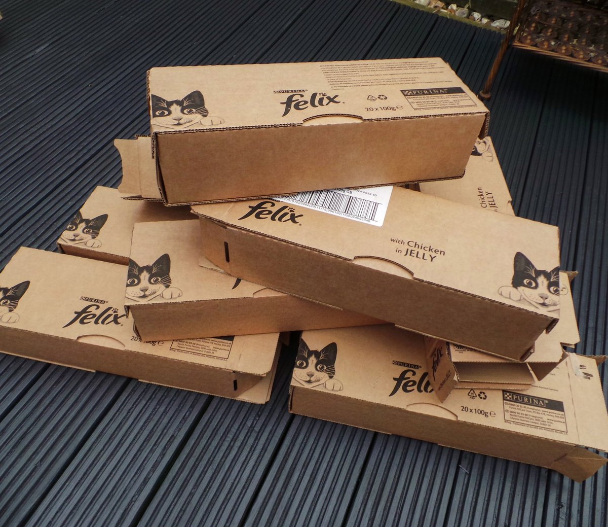 arianawimsett's tweet photo. Now what should I do with these empty boxes? 😋😏😊
.
.
#cardboardboxjunky #cardboardaddict #cardboardart #cardboard #cardboardbox #mynextproject #catscratcher #scratchingpad #cardboardcattoy #craftinghappiness #crafts #diy #handmade #blogger #blogging #crafty #craftyfingers https://t.co/6JTcysh54F