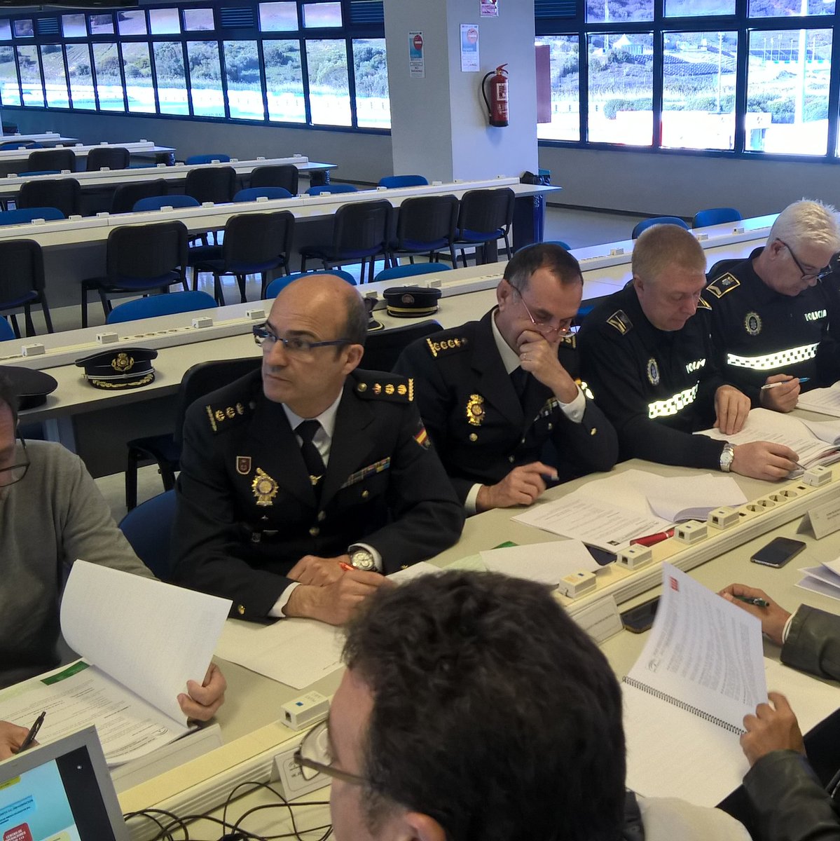 polprsevilla's tweet photo. Comenzamos la mañana en el @circuitodejerez  con una reunión de comité de seguridad, junto a @PoliciaLocalJrz , @guardiacivil @ciudadjerez @SubdelegCadiz, para la preparación del Gran Premio de @MotoGP del próximo fin de semana. #FelizLunes https://t.co/mxiaR4Xbk6