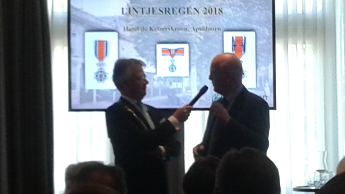 Trots: onze voorzitter van Stichting Samenspraak Apeldoorn @roelofoudman heeft een lintje gekregen van @bgm_johnberends voor zijn vrijwilligersinzet in de afgelopen 40 jaar.  Roelof mag zich Lid in de Orde van Oranje Nassau noemen.