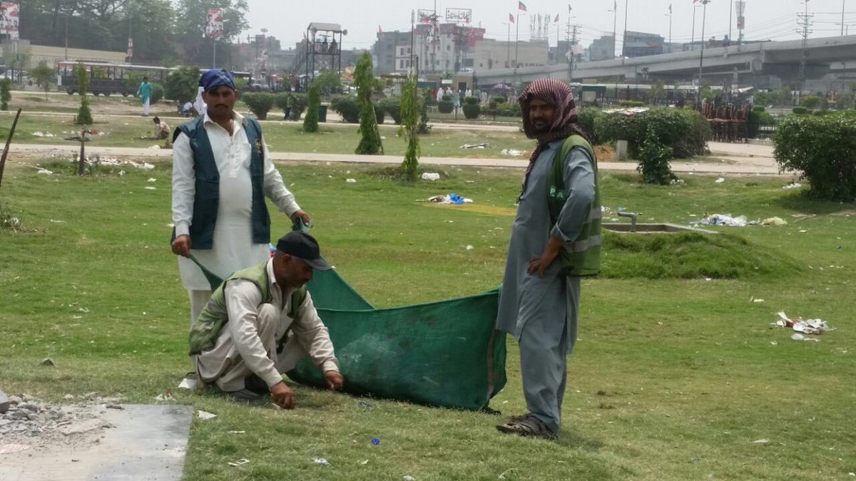 Punjab13to18's tweet photo. Punjab Horticulture Authority staff is cleaning the Greater Iqbal Park, Minar-e-Pakistan. https://t.co/eGyUQwBgdH