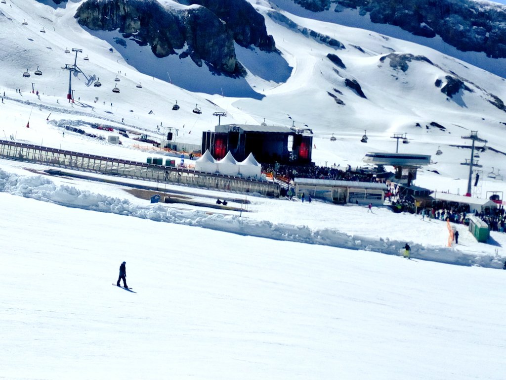 Sergej_Ivanov's tweet photo. Eine gewisse Helene Fischer soll heute hier oben auf der #Idalp in #Ischgl ein Konzert geben?
@_Helene_Fischer https://t.co/uRaYMcEEx2