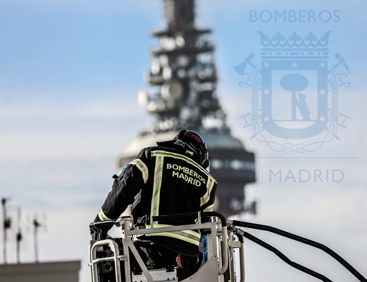 BomberosMad's tweet photo. El #Parque2 por su cercanía a #Torrespaña, más conocido como el #Pirulí,
nos ofrece esta curiosa perspectiva. Si no te has ido de puente descubre #Madrid está llena de rincones singulares... y si te consuela tampoco nosotros ☎️1⃣1⃣2⃣
🗺️📌https://t.co/OeJVTgaLuX
#FelizLunes https://t.co/NWxanCu01s