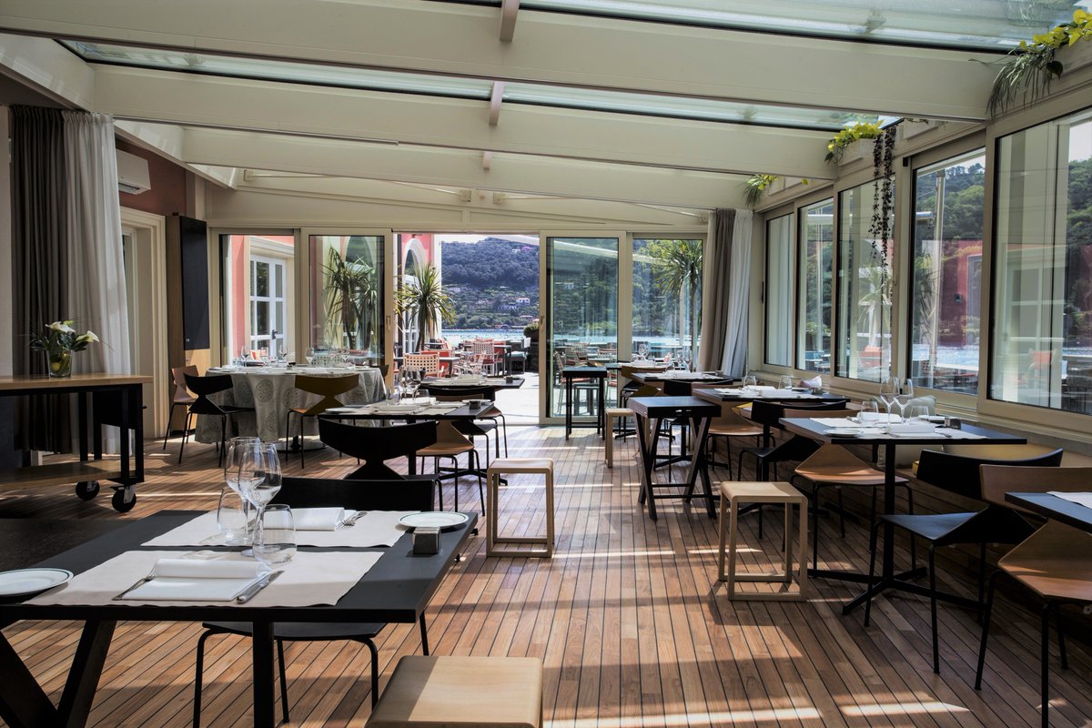 HOTELCUBE's tweet photo. Le #CinqueTerre hanno il primo #Hotel a Cinque Stelle! 
Congratulazioni al Grand Hotel Portovenere per aver raggiunto questo traguardo💪
«Un completo rinnovamento della veranda ristorante e un restyling delle due suite lo rende ancora più speciale»
Scegliere #HOTELCUBE conviene😀 https://t.co/D7VLRI4E18