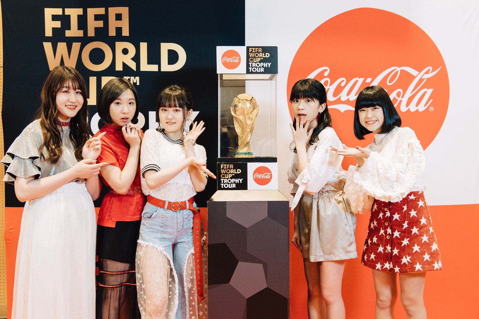 Little Glee Monster コカ コーラ Fifaワールドカップトロフィー ツアー ご来場いただいた方 ありがとうございました 18コカ コーライメージソング 世界はあなたに笑いかけている を初披露させていただきました 貴重なトロフィーも見させて