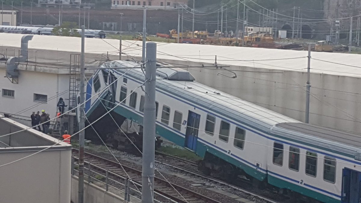 Tweetty84's tweet photo. #Treno in manovra si schianta a #Genova #Terralba, nessun ferito @primocanale @Emergenza24 https://t.co/OJVaskY4QI