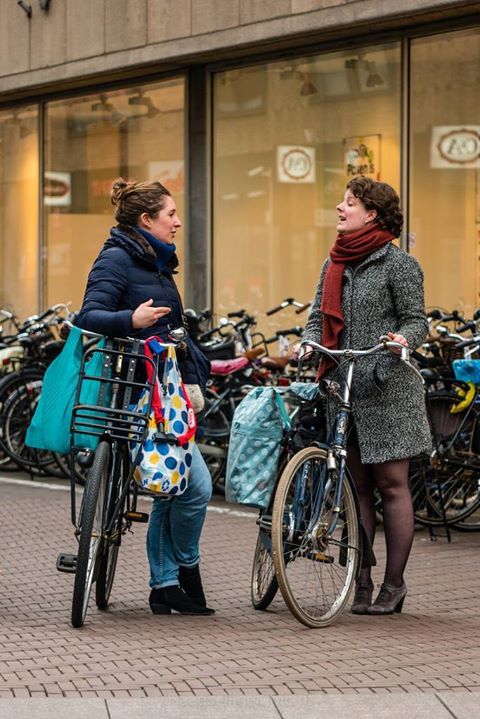 HaagseFietsChic's tweet photo. Socialising over their fiets. ;-) #HaagseFietsChic #FietsChic #LovesBikes #CycleChic #DenHaag #TheHague #haag #fiets #chic #bicycle #citycycling #bikefashion #pedal #photo #photooftheday https://t.co/mAj4fGKBU7