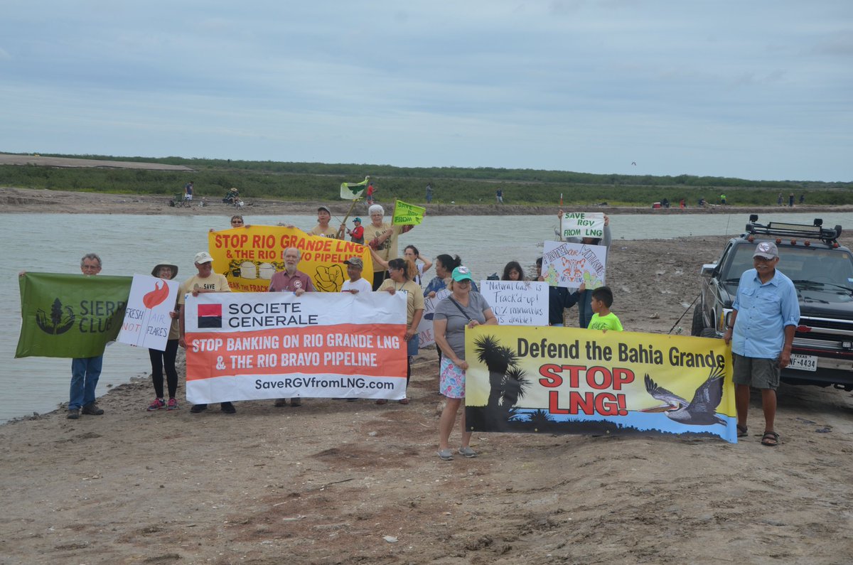 amisdelaterre's tweet image. [COMMUNIQUÉ📣] Une vague internationale d&apos;actions vise @SocieteGenerale pour ses soutiens au gaz de schiste liquéfié aux Etats-Unis, alors que s&apos;ouvrent les discussions de préparation de la #COP24 à #Bonn #BreakTheFrackingCycle #StopRioGrandeLNG 👉goo.gl/gPG9Jw