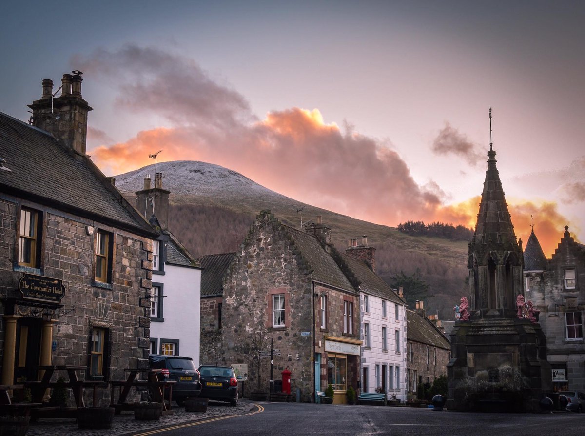 VisitScotland's tweet photo. Outlander fans might recognise this as Inverness but this is the picturesque village of Falkland 😍 #ScotlandIsNow 📷 https://t.co/buUJHuhgai 📍 Falkland, #LoveFife #Outlander https://t.co/Nw8W3uKPdC