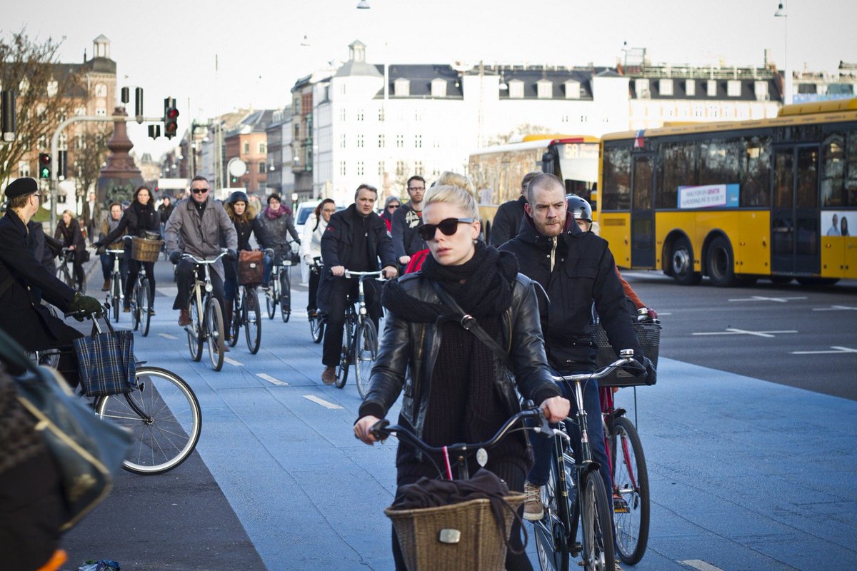 Oslo, Norway plans to remove all on-street parking and replace it with bike lanes and public spaces. In 2019, the city will consider banning cars altogether. buff.ly/2r9UM8G