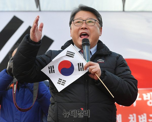 판문점에서 남북정상회담이 진행되고 있는 시각에, 대통령에게 시정잡배도 뱉기 어려운 욕설을 하고, 김정숙 여사에게 "나불나불나불댄다"고 짖어대는 아래 사진 속의 동물이 미친 개일까요, 안 미친 개일까요? 미친 개라고 판단되시면, 리트윗 한번 하셔서, 저 짐승도 볼 수 있도록 해주세요.
