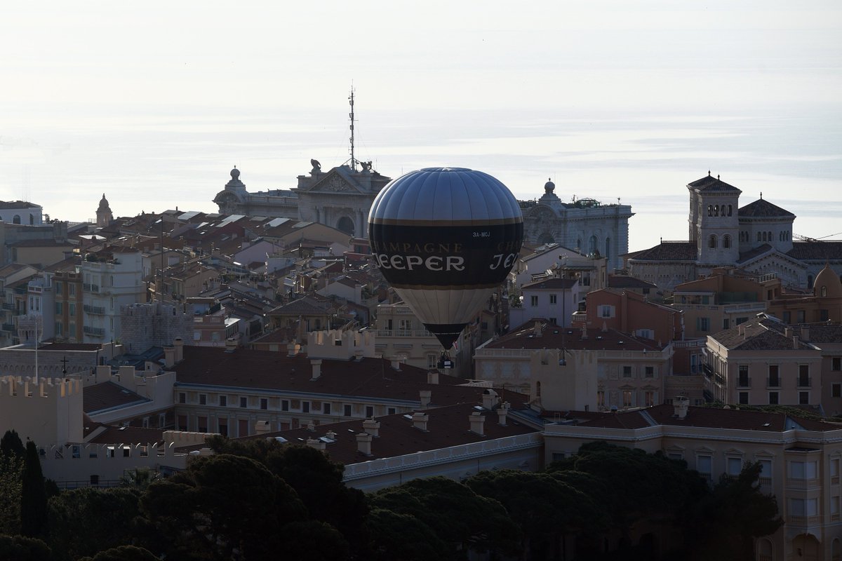 Sublime vue sur le décollage de la montgolfière écologique des Aéronautes de Monaco. Le but de « Next Generation Project » <a href="/ballonmonaco/">Aéronautes de Monaco</a> est de diminuer considérablement la consommation de propane des brûleurs.