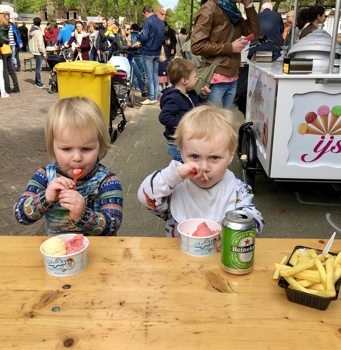 lizzygaillard's tweet photo. Plezier maken met Hidde op Kdag. Jumpen op het springkussen en chillen met een ijsje. https://t.co/kS6QtP6zHB