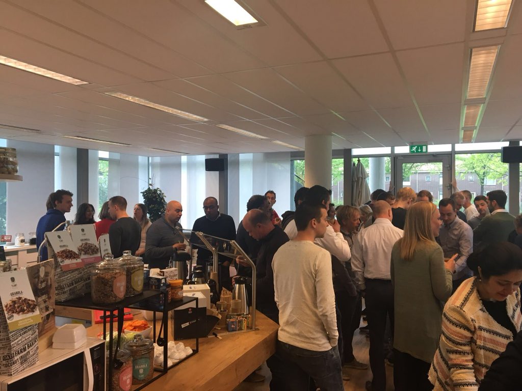 Trots op onze collega’s Jan Voogt en Johan Kodde: lid in Orde van Oranje-Nassau. Met de lekkerste tompoucen van Nederland de heren in het zonnetje gezet.