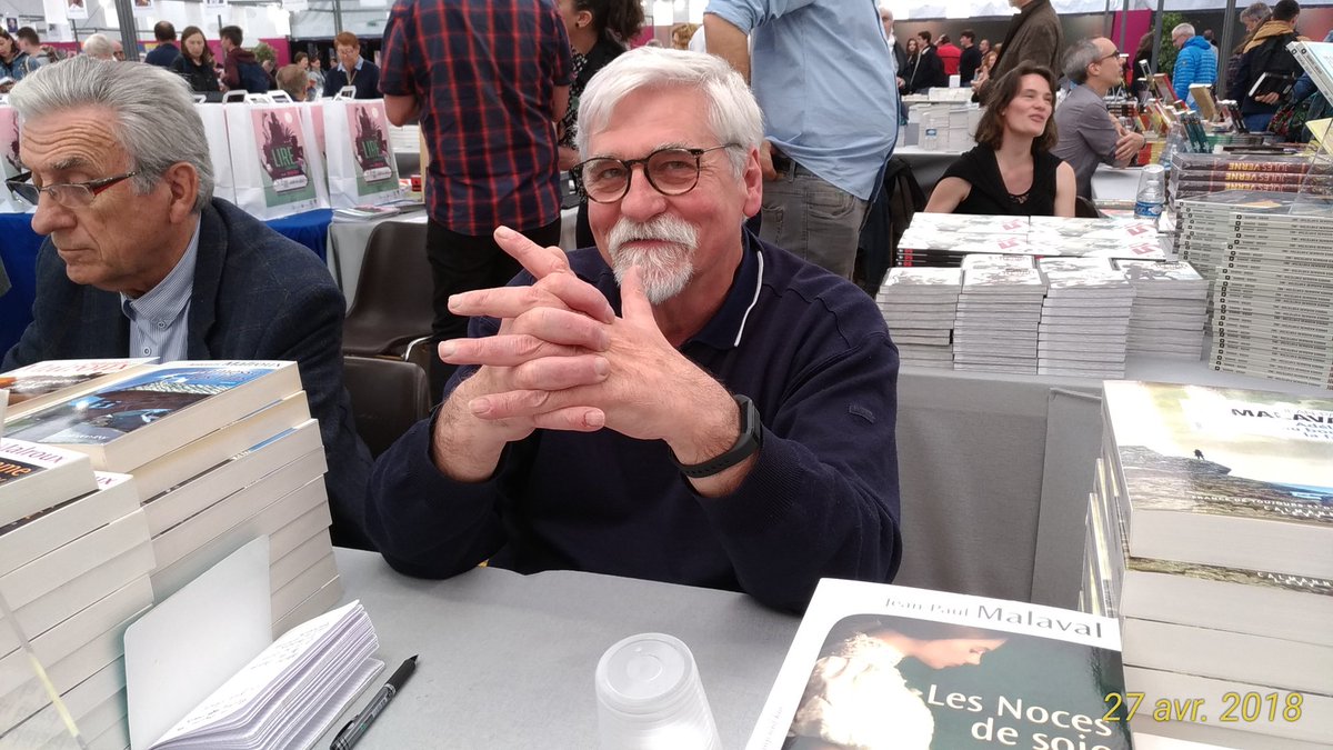 LivresIdees's tweet photo. Au salon @LireALimoges 
Belle rencontre avec un vrai raconteur d'histoires Jean-Paul #Malaval  pour son livre "la bastide des chagrins " @livredepoche https://t.co/CPz6BjE7n7