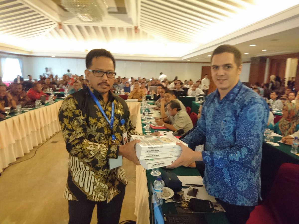 bappedabintuni's tweet photo. Kepala BAPPELITBANGDA Teluk Bintuni DR. Alimudin,MM menyerahkan dokumen perencanaan Pembangunan Bandara Baru Meyado dan Pelabuhan Baru Muturi,diterima oleh perwakilan Kementerian Perhubungan (Pembahasan Program Prioritas MUSRENBANGNAS 2018). https://t.co/Vq60mUibar