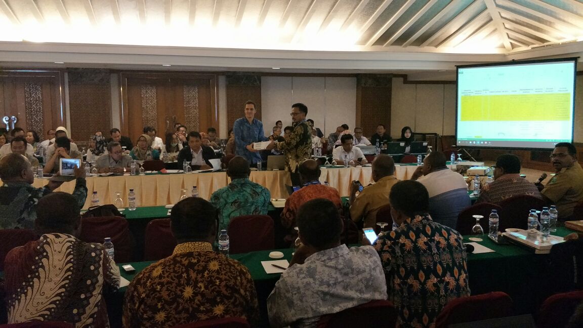 bappedabintuni's tweet photo. Kepala BAPPELITBANGDA Teluk Bintuni DR. Alimudin,MM menyerahkan dokumen perencanaan Pembangunan Bandara Baru Meyado dan Pelabuhan Baru Muturi,diterima oleh perwakilan Kementerian Perhubungan (Pembahasan Program Prioritas MUSRENBANGNAS 2018). https://t.co/Vq60mUibar