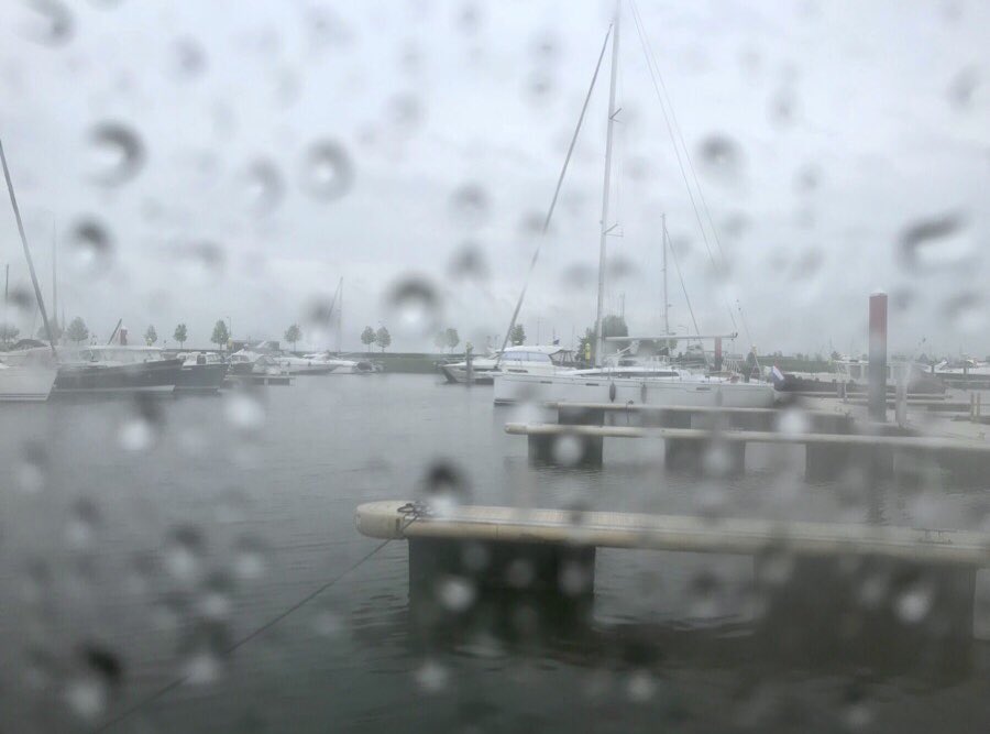 Chez_Fee's tweet photo. Regendruppels op de boot <3

#Niederlande #Boot #schippernintherain https://t.co/JcMyP7hpEn