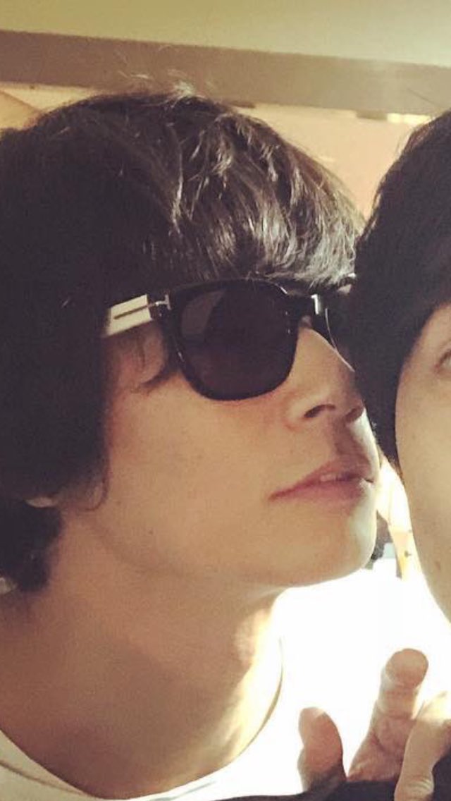 よごと Pa Twitter 言わずにはいられないから変態覚悟で言うね サングラスから透ける目線と口唇エロ過ぎない どんだけ色気溢れさせてんのこの人は 川上洋平 色気溢れる今年36歳 やっぱり男は30から サングラス掛けてなかったら色んな意味で死人が出てた