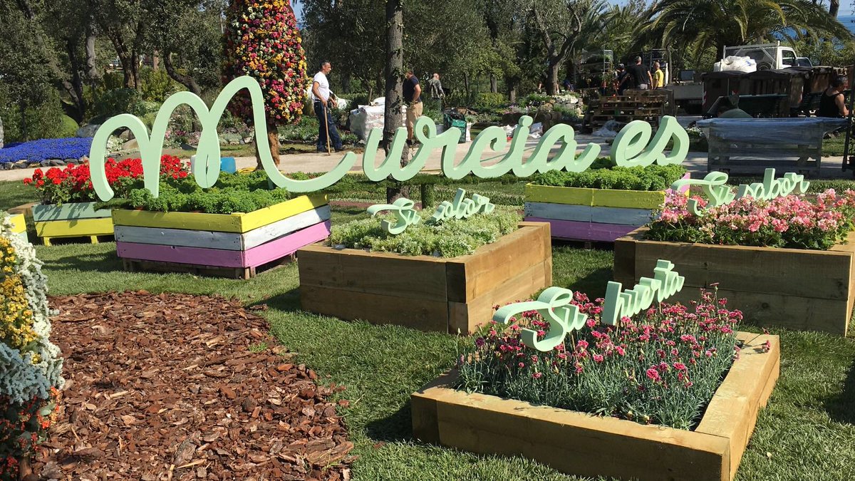 Ballesta_Murcia's tweet photo. 🌺🌳Murcia exporta su Primavera en la mayor feria mundial de paisajismo urbano. La ciudad de Génova acoge @Euroflora2018 : un escaparate internacional para atraer el turismo europeo a nuestro municipio. 20.000 visitantes diarios visitan y fotografían la primavera murciana 🥇👏🏼 https://t.co/DranZCSTnM