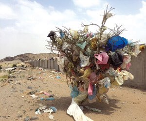 smmanv's tweet photo. لوجمعت المخلفات البلاستيكيه من الصحراء في مكان واحد لارأينا كميات تعادل بحجمها حجم المدن الكبرى ولكن بتوزعها على الصحراء لايلاحض الكثيرين حجم الكارثه.  ((مع الاعتذار لقبح الصوره المرفقه.) https://t.co/mhVlXRN8TF