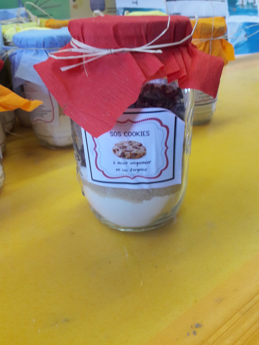 Groupe12Isfec's tweet image. Idée de cadeaux pour la fête des mères ou des pères: un kit &quot;SOS cookies&quot;. Facile à préparer en classe! #cuisine #cookies  #fêtedesmères #fêtedespères