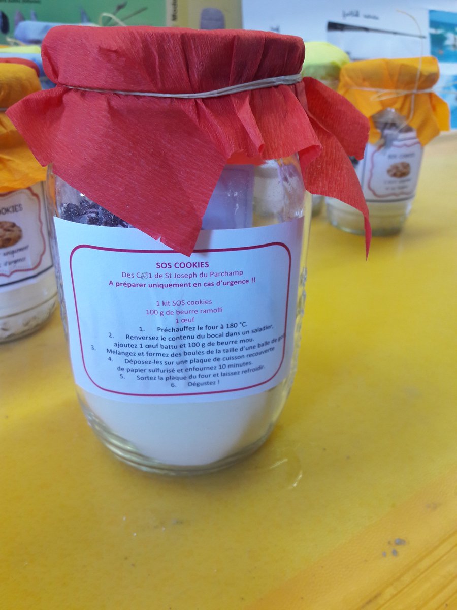 Groupe12Isfec's tweet image. Idée de cadeaux pour la fête des mères ou des pères: un kit &quot;SOS cookies&quot;. Facile à préparer en classe! #cuisine #cookies  #fêtedesmères #fêtedespères
