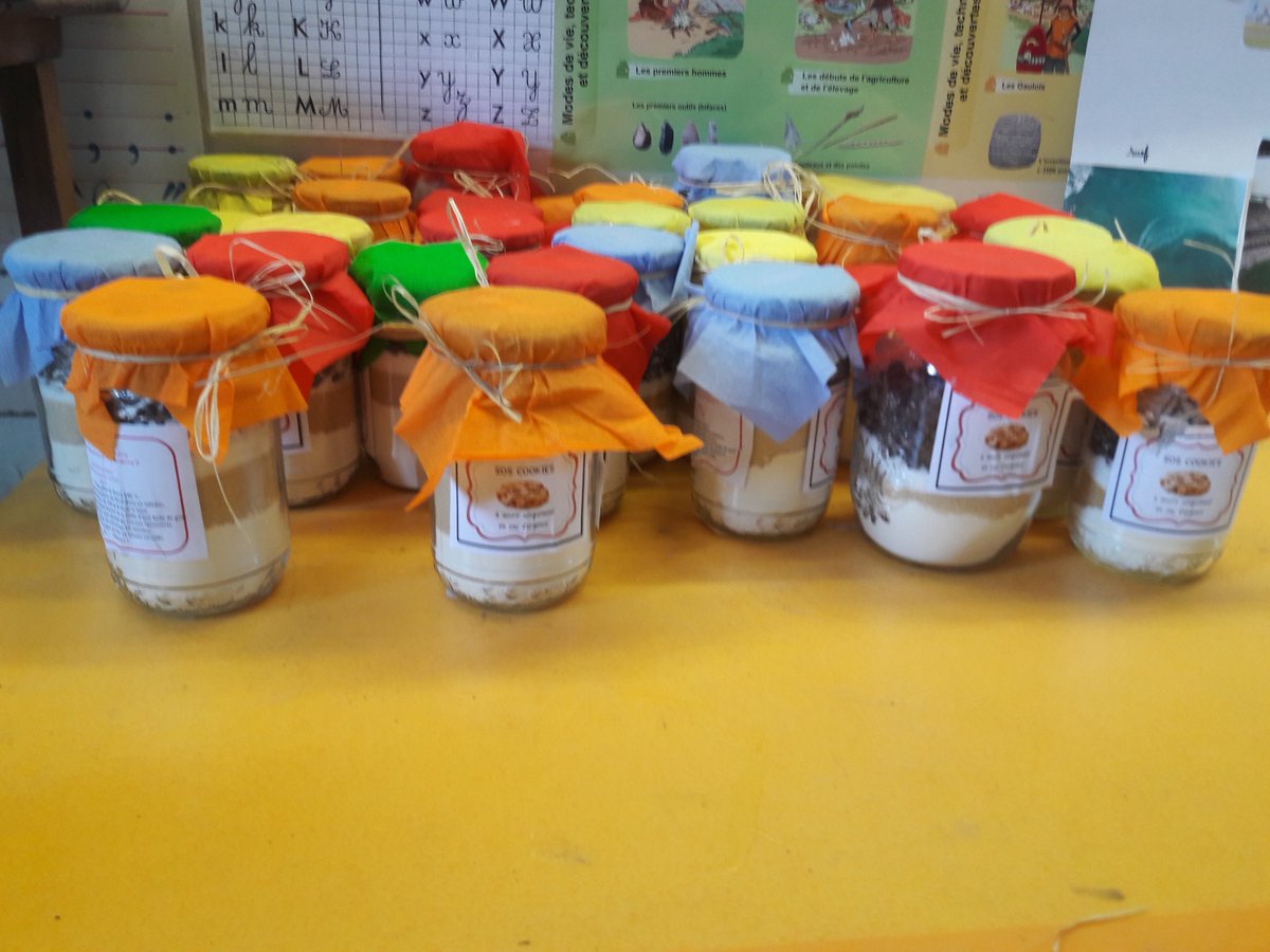 Groupe12Isfec's tweet image. Idée de cadeaux pour la fête des mères ou des pères: un kit &quot;SOS cookies&quot;. Facile à préparer en classe! #cuisine #cookies  #fêtedesmères #fêtedespères