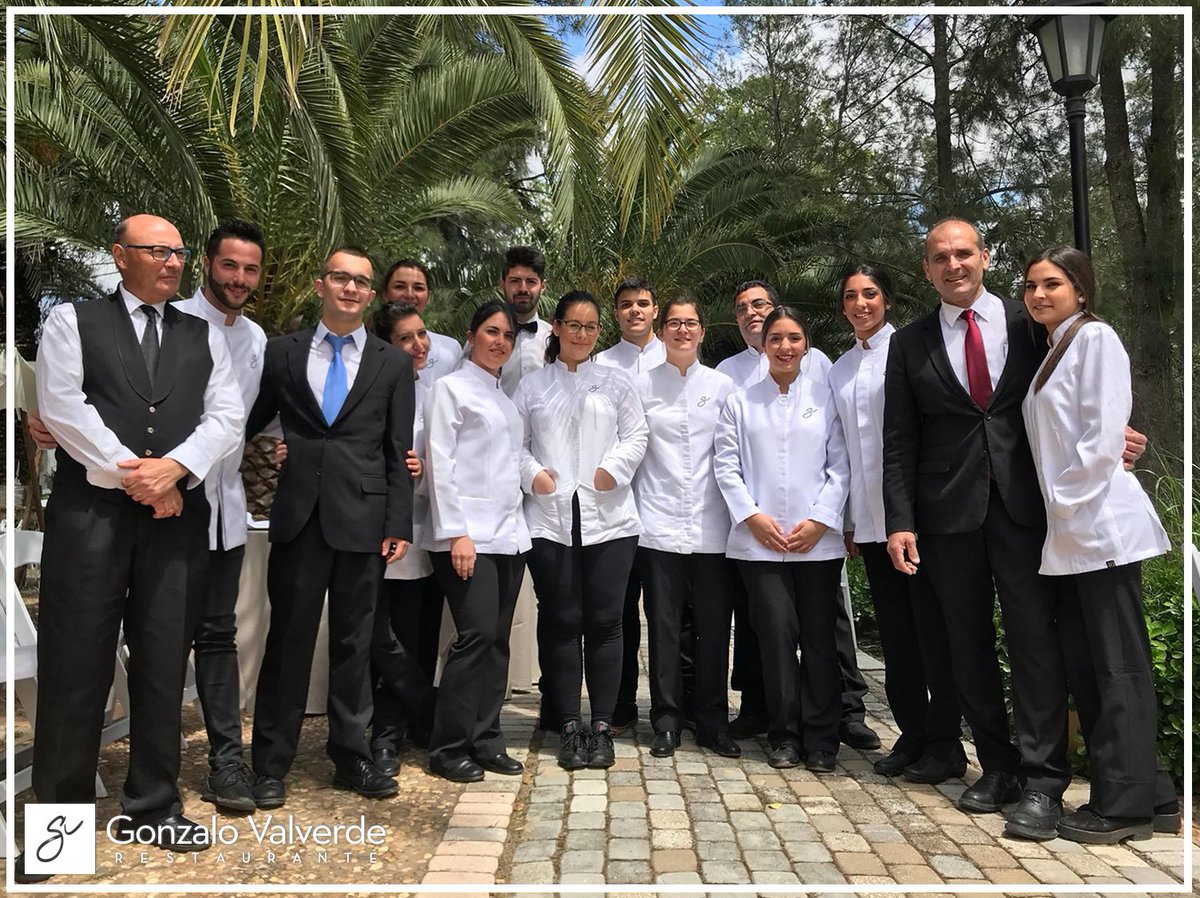 RestauranteGV's tweet photo. Cuando te rodeas del mejor equipo, solo suceden cosas bonitas el día más bonito de tu vida. ¡Cásate con nosotros! 👰🏻🤵🏻 #SíQuiero  #GonzaloValverde #DejateSeducir #Merida #Catering #Eventos #GuiaRepsol2018 #SolesRepsol2018 #MeridaEnamora #Gastronomía https://t.co/YbhdjFUb1V