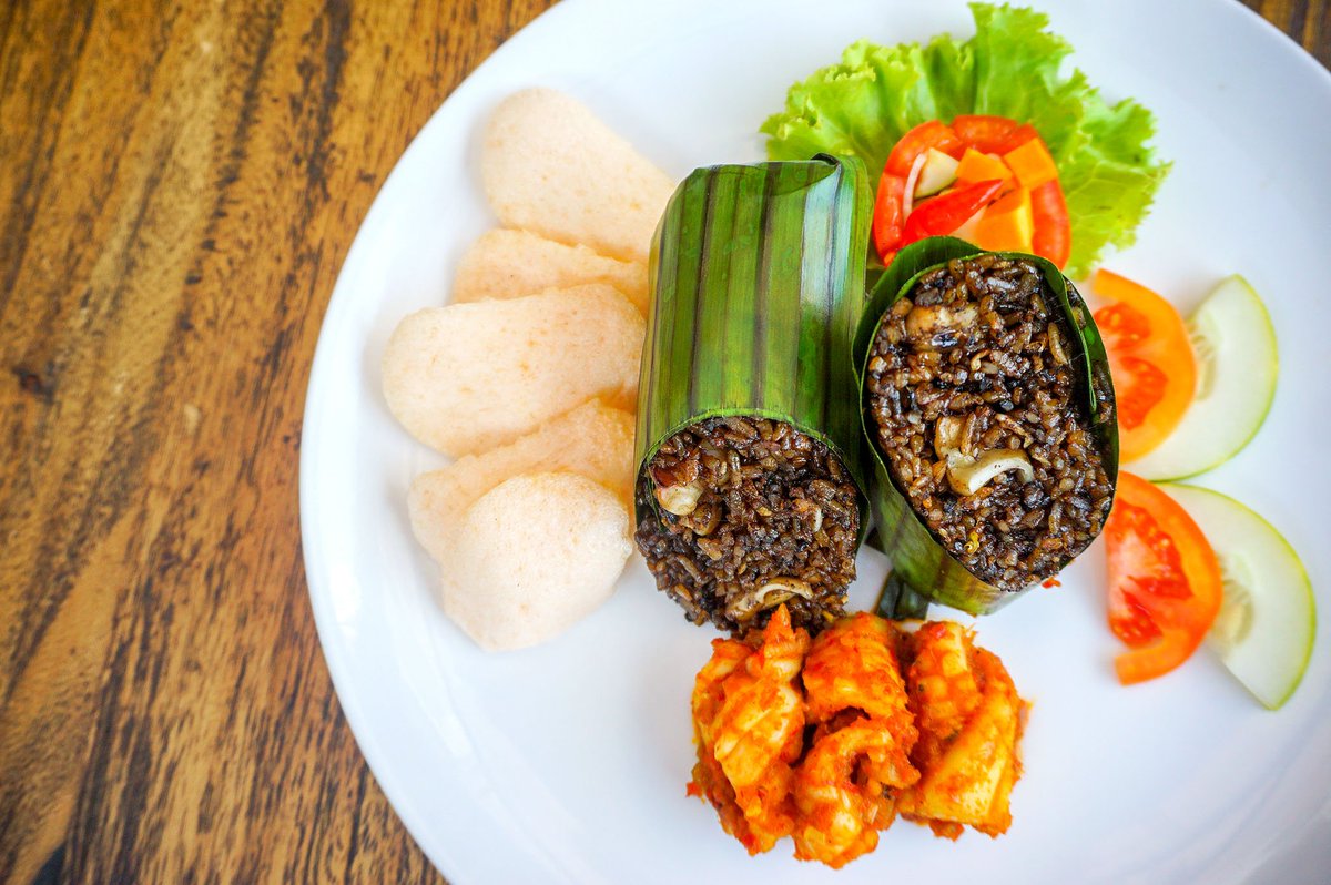 " NASI GORENG JUARA " dengan perpaduan rasa barbeque dan dangkot cumi , dijamin rasanya pengen nambah . cocok banget untuk makan malam anda :)

Yuk nikmati nasi goreng ini di swiss-cafe restaurant :)