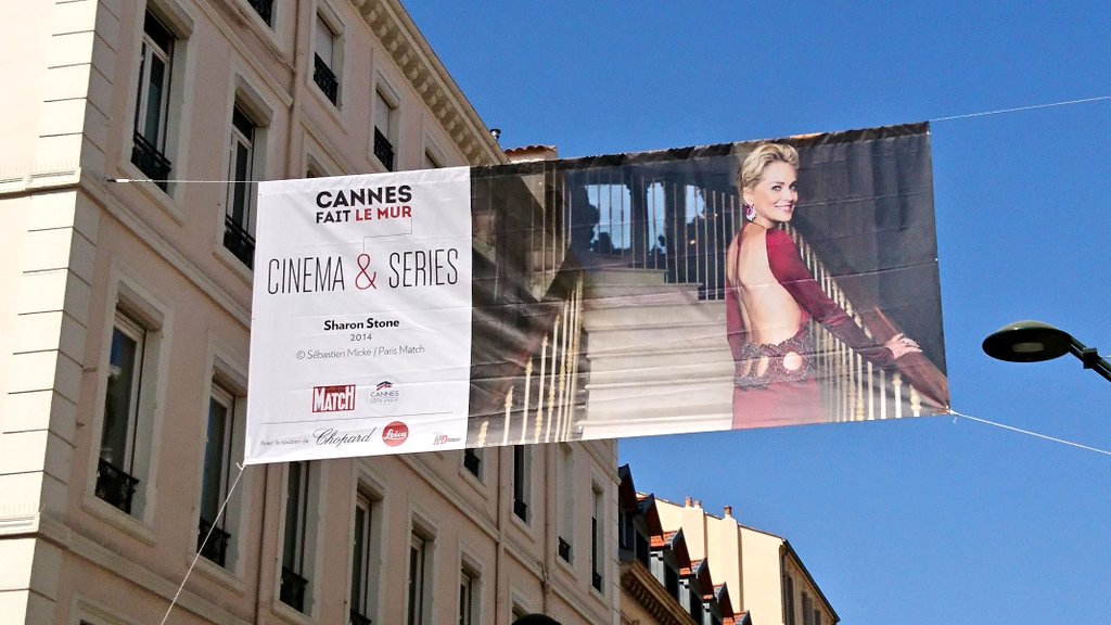 Sharon Stone dans le ciel de #Cannes #CannesFaitLeMur #Cannes2018 #RuedAntibes #JourJmoins8 #CotedAzurFrance @villecannes @CannesIsYours @VisitCotedazur @ruedantibes @sharonstone