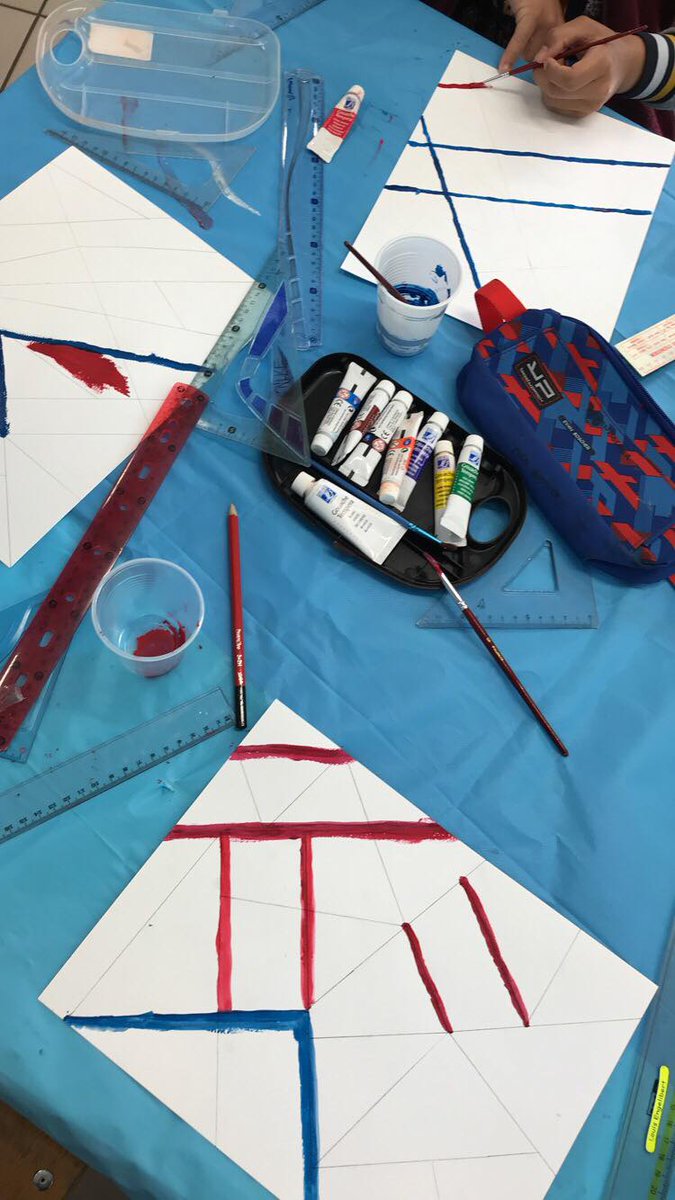 Groupe12Isfec's tweet image. Un peu d&apos;art abstrait en mathématiques ? 
Une séance dédiée à la révision des droites parallèles et perpendiculaires en CM2. #art #abstrait #maths #geometry #CM2