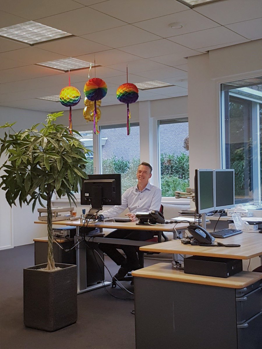 Morgen is het officieel, maar vanmorgen is hij alvast in het zonnetje gezet en vanavond gaan we het vieren. Onze collega Frank is 25 jaar in dienst!

Namens je collega's; van harte gefeliciteerd!