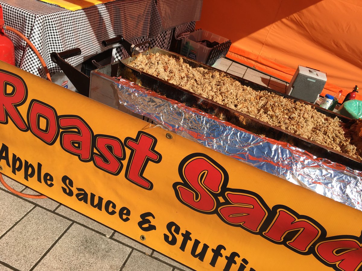 LUUFarmersMkt's tweet photo. It’s breezy today - come &amp; watch as our traders try &amp; hang on to everything! Still plenty of lunches for you though - hog roast, juice, smoothies, dosas, pancakes, deli bowls &amp; vegan salads, plus cakes, honey, pretzels, jams, chutneys, organic veg &amp; olives. Yay for #MarketMonday! https://t.co/lPrK6u8hUP