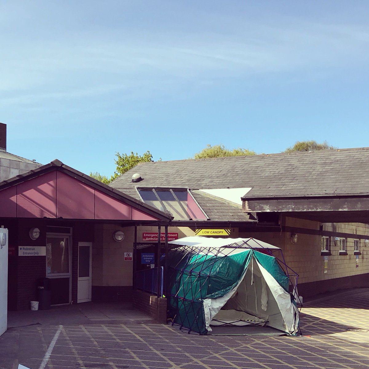 Decontamination tent set up at #Barnstaple A&amp;E for training exercise ❌⚠️ Trust advises patients to not be alarmed! <a href="/DevonLiveNews/">Devon Live News</a> <a href="/itvwestcountry/">ITV News West Country</a> <a href="/ndgazette/">North Devon Gazette</a>