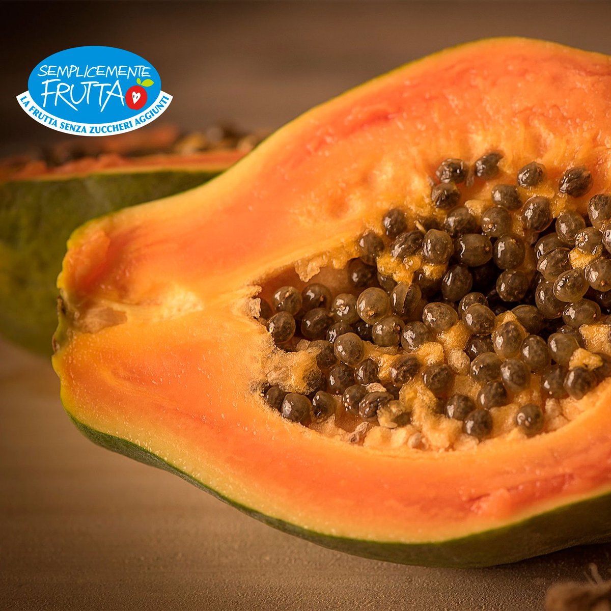 Frutto gustoso e dalle mille virtù: il colore arancio pieno che ne indica la maturità. Cristoforo Colombo, sorpreso dinnanzi a tanta dolcezza e bontà, la definì il frutto degli angeli. Prova la papaya #SemplicementeFrutta, senza zuccheri aggiunti!