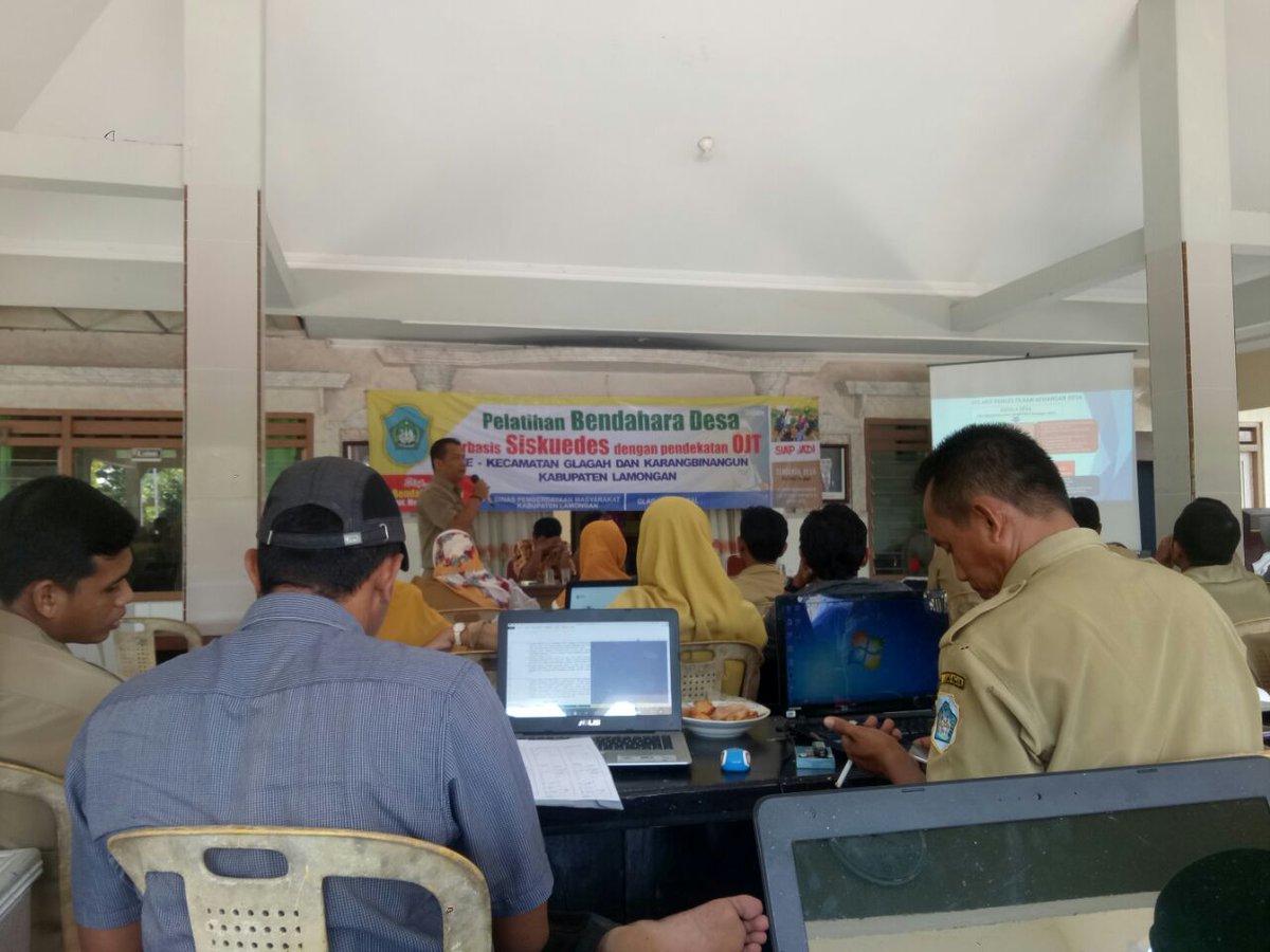 Iskandar__NH's tweet photo. Bendahara Desa Hebat Meski Berat. tema di Pelatihan #BendaharaDesaHebat Glagah dan Karangbinangun. 
Perencanaan, Penganggaran Pelaksanaan, Patausahaan Pembukuan dan Pelaporan Bahagian tugas melekat BenDesa. 
dgn Apl. #SisKeuDes Semua bisa Mudah. 

@DewantoAndry @tppindonesia https://t.co/M64HuyWUDr
