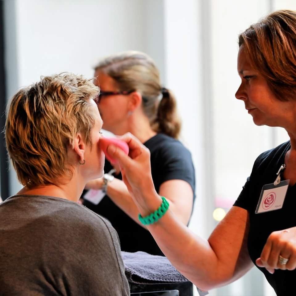 Gezocht! Visagistes (vrijwillige basis) voor verwendag voor vrouwen met kanker op 2 juni. Info@stichtingvoorjou.nl
