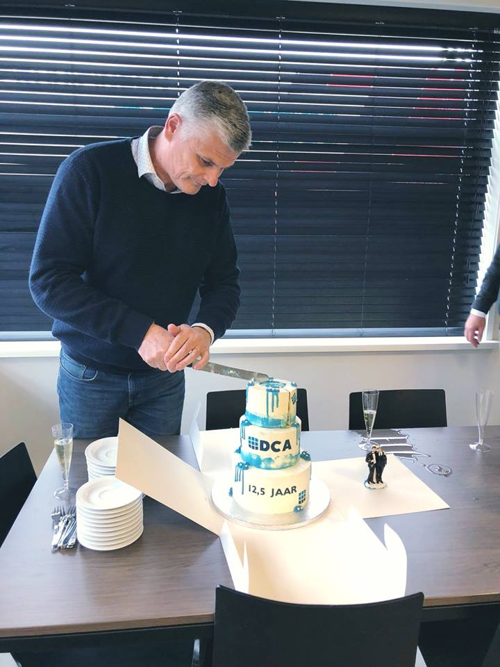 DCAGROEP's tweet photo. DCA Groep bestaat 12,5 jaar! Dit #jubileum hebben wij natuurlijk niet zomaar voorbij laten gaan. Vanochtend hebben wij hier op geproost. 🍾 @keesmaasDCA @EdwinBurgersDCA https://t.co/2lQM7BbWpI