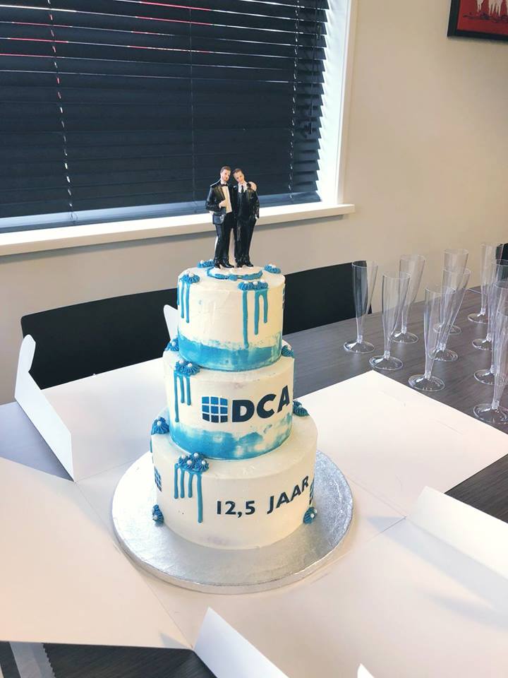 DCAGROEP's tweet photo. DCA Groep bestaat 12,5 jaar! Dit #jubileum hebben wij natuurlijk niet zomaar voorbij laten gaan. Vanochtend hebben wij hier op geproost. 🍾 @keesmaasDCA @EdwinBurgersDCA https://t.co/2lQM7BbWpI