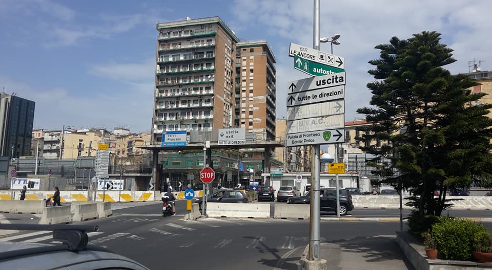 anmnapoli's tweet photo. ⛴️🚉✈️ #Anm #Napoli Vi ricordiamo che al porto la linea #Alibus che collega Porto - Stazione Centrale -Aeroporto, oltre alla fermata della Stazione Marittima e di Immacolatella, ha un'ulteriore fermata molto utile al Varco Pisacane https://t.co/ckJXBAIRMH