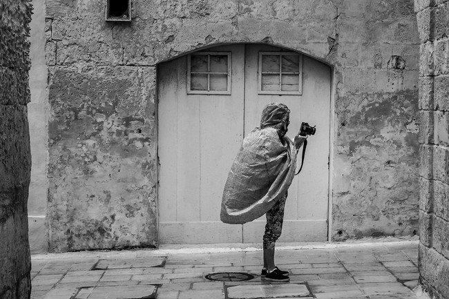 xatakafoto's tweet photo. La regla del F8 en fotografía documental, de calle o viajes. Qué es y cómo sacarle provecho https://t.co/7idQjKTHWA https://t.co/rUO6R9gMY3