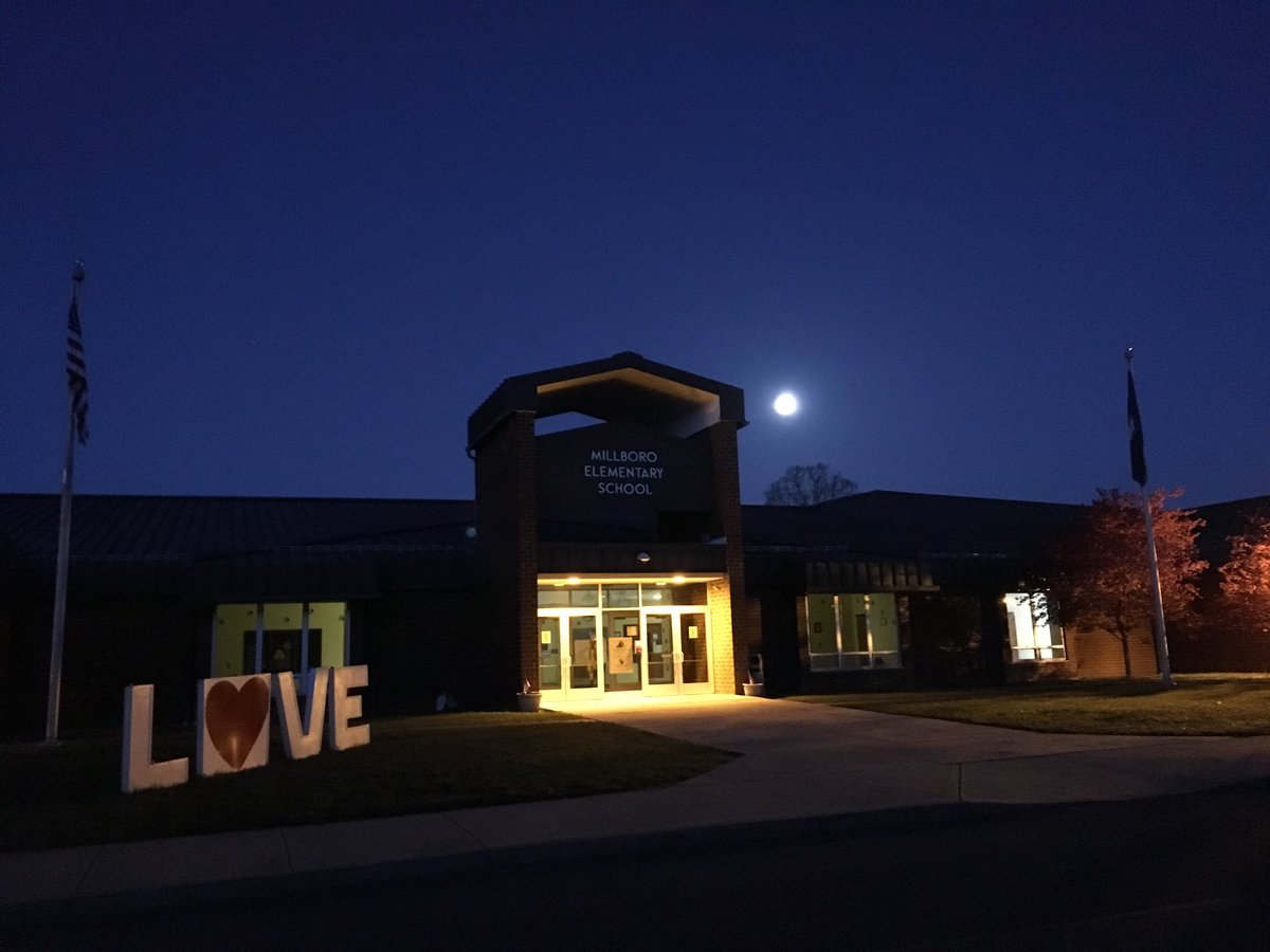 missstacyMES's tweet photo. Moonset 🌕 MESrise #MES_wildcats #bathschoolsrock https://t.co/jcEglM1gZC