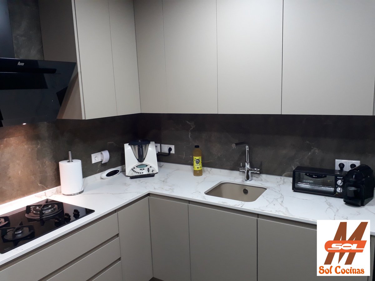 solcocinas's tweet photo. Buenos días!!
#cocina con puertas modelo Premium J y encimera @Dekton Entzo
#teayudamosenlacocina #Alicante https://t.co/C4MnLAx8Xf