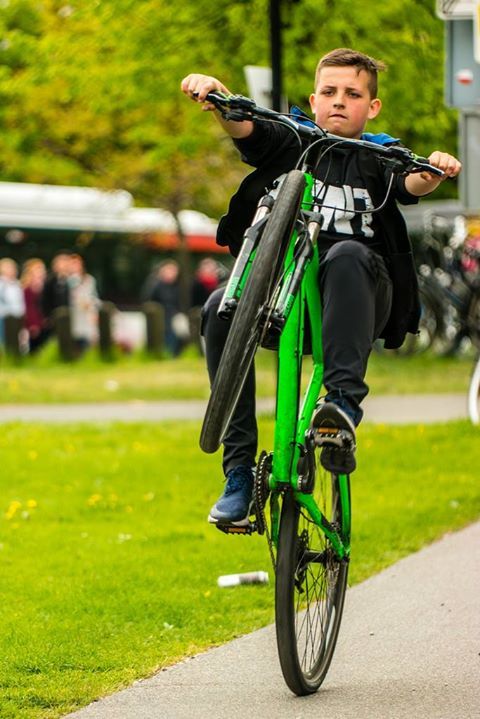 HaagseFietsChic's tweet photo. Doing Wheelies in front of the Circus in The Hague. #HaagseFietsChic #FietsChic #LovesBikes #CycleChic #DenHaag #TheHague #haag #fiets #chic #bicycle #citycycling #bikefashion #pedal #photo #photooftheday https://t.co/1WJB84KajZ