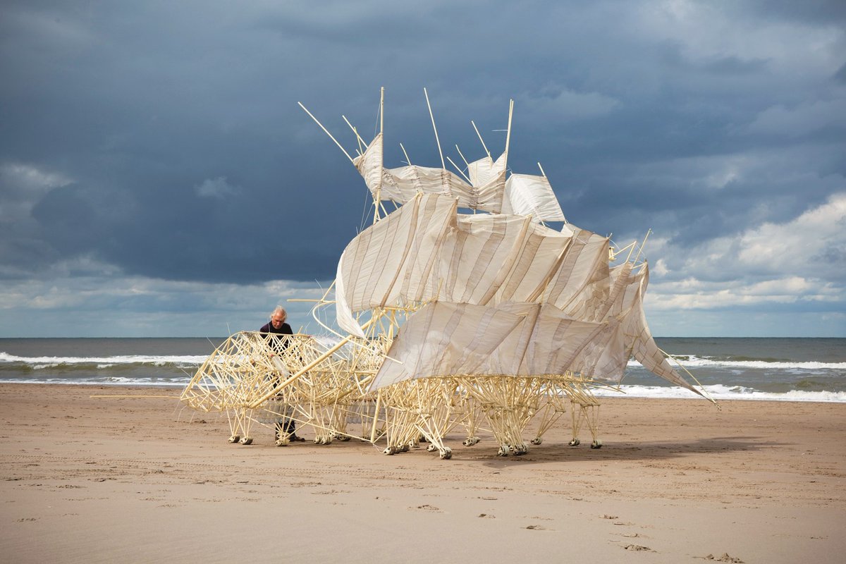 honorharger's tweet image. Dutch sculptor, #TheoJansen, has spent the last 28 years developing wind-powered machines called #Strandbeests, which he describes as "a new species on Earth".
Our show, "Wind Walkers" brings these creatures to life in @ArtSciMuseum this June: marinabaysands.com/museum/theo-ja…