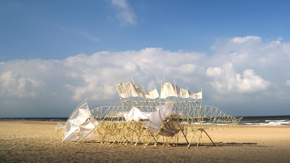 honorharger's tweet image. Dutch sculptor, #TheoJansen, has spent the last 28 years developing wind-powered machines called #Strandbeests, which he describes as "a new species on Earth".
Our show, "Wind Walkers" brings these creatures to life in @ArtSciMuseum this June: marinabaysands.com/museum/theo-ja…
