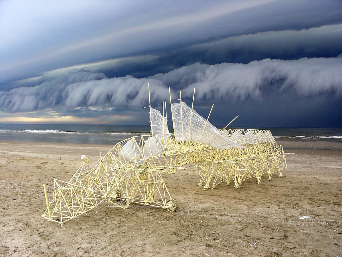 honorharger's tweet image. Dutch sculptor, #TheoJansen, has spent the last 28 years developing wind-powered machines called #Strandbeests, which he describes as "a new species on Earth".
Our show, "Wind Walkers" brings these creatures to life in @ArtSciMuseum this June: marinabaysands.com/museum/theo-ja…