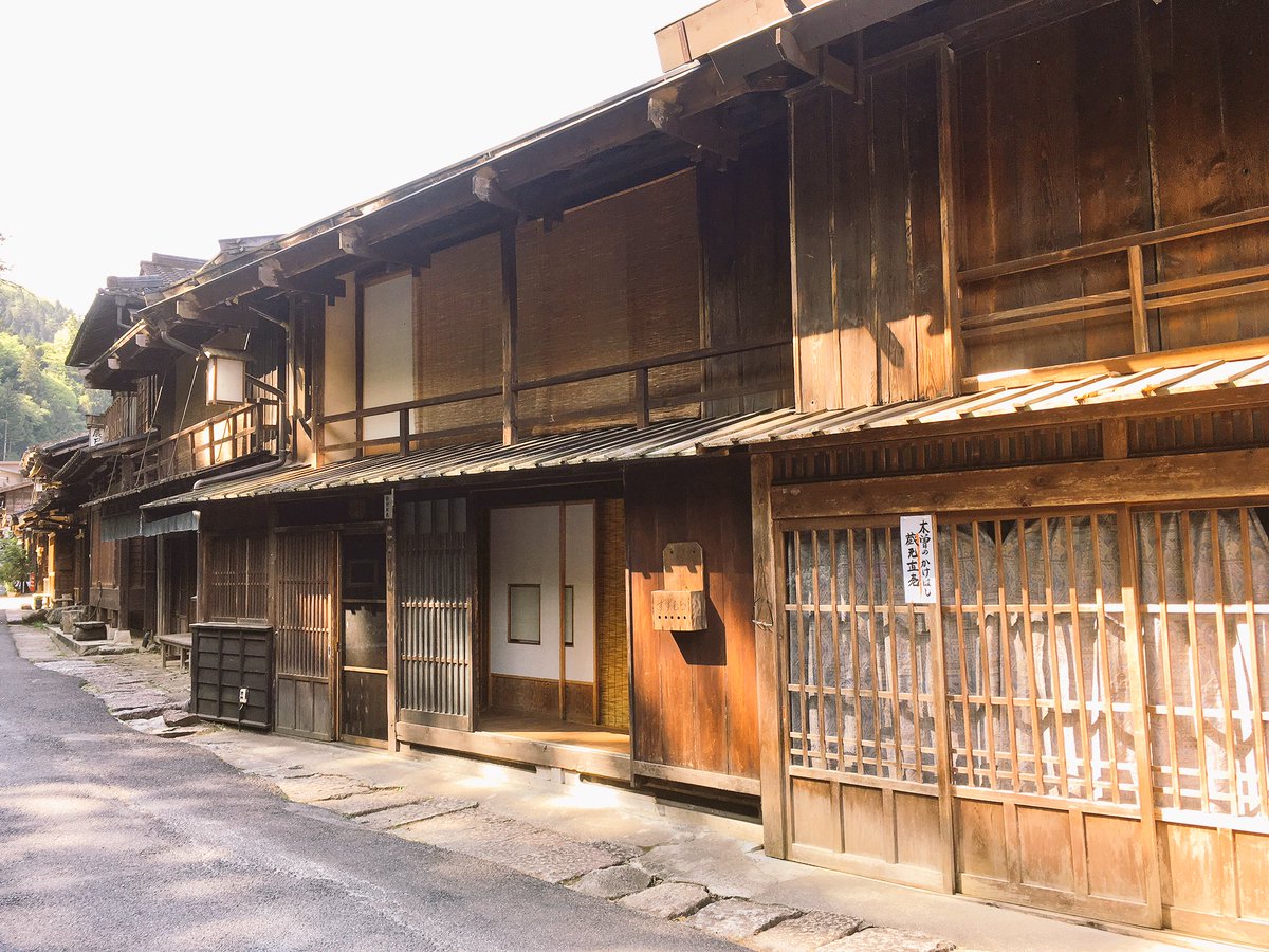 「今日は日帰りで長野県に遊びに行った…妻籠宿の昔ながらの街並みを歩いているとタイム」|やべさわこのイラスト