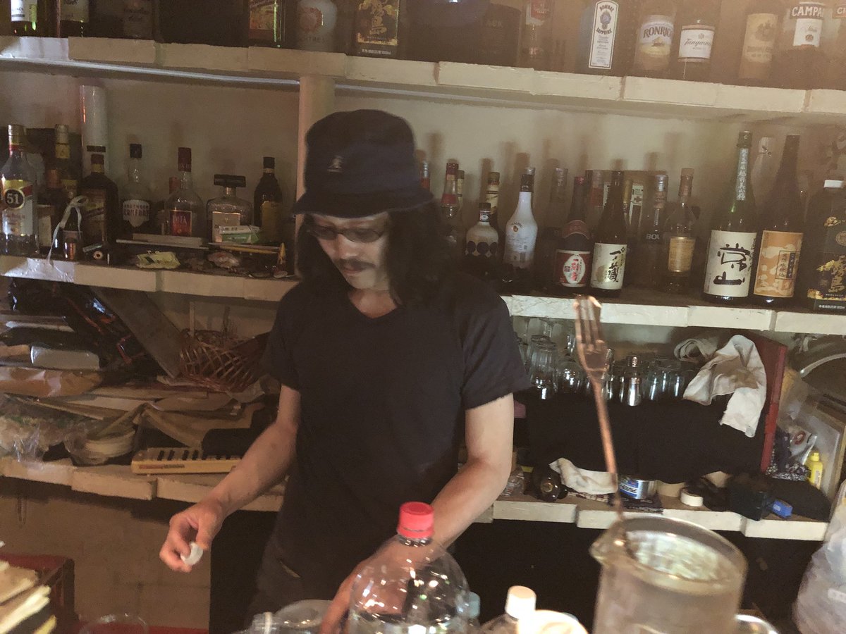 shifteryoshiki's tweet photo. 本日、まさかのBAR MOVEワンモアタイム、バーテンダーはこの人です!
#BARMOVE
#たらふくちゃん
#ZEROFAST
#60SWHALES https://t.co/s3vsUrY2XF